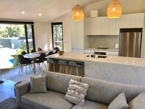 Architect Designed 4 Bedroom With Ocean Views From Every Room - Tourism Guide 0