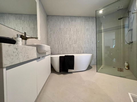 Architect Designed 4 Bedroom With Ocean Views From Every Room - Tourism Guide 3