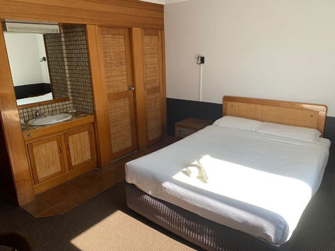 Ascot Motor Inn - Cruises Travel 4