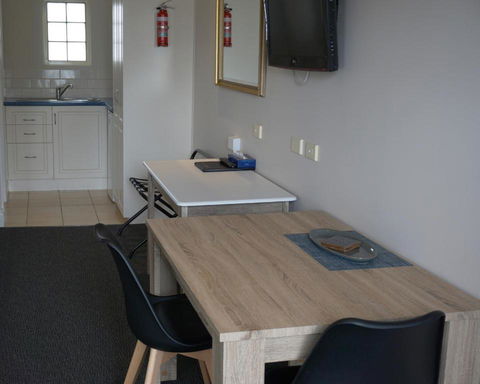 Ashmont Motel And Apartments - Tourism Guide 3