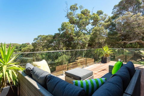 At Agnes Ave: Coastal Views - Tourism Guide 0