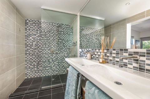 At Waves Penthouse Unit15 - Tourism Guide 2