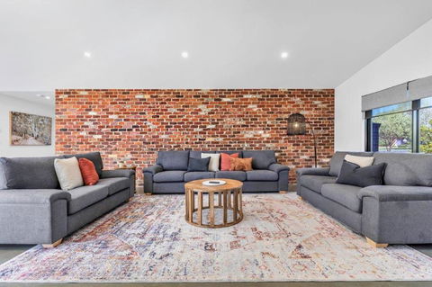 At Winbi- Echuca Holiday Homes - Tourism Guide 1