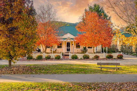 Autumn Beauty - Garden Cottage 4 - Tourism Guide 0
