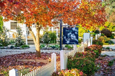 Autumn Beauty - Garden Cottage 4 - Tourism Guide 1