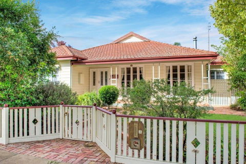 Ayr House - Echuca Holiday Homes - Tourism Guide 0