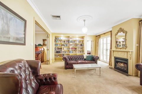Ayr House - Echuca Holiday Homes - Tourism Guide 2
