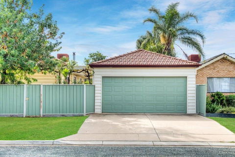 Ayr House - Echuca Holiday Homes - Tourism Guide 4