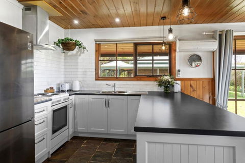 Apollo Bay Cottages- Wild Dog - Cruises Travel 2