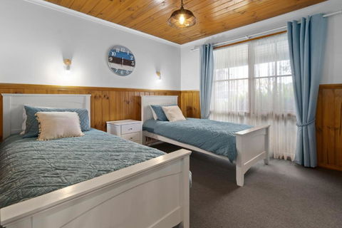 Apollo Bay Cottages- Wild Dog - Cruises Travel 4