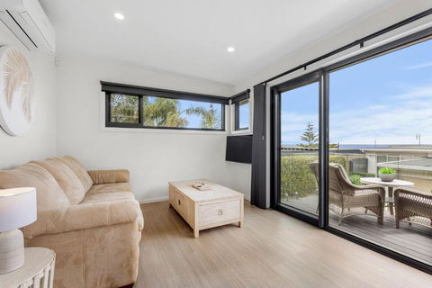 Azure Studio - Ocean Glimpses - 3 Mins Walk To Beach - Tourism Guide 1