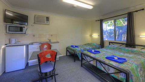 Barcaldine Caravan Park - Travel Search 4