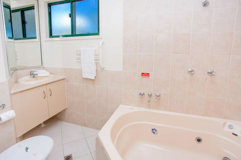 NRMA Bowen Beachfront Holiday Park - Travel Search 14