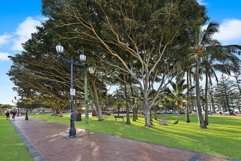 Pacific Regis Beachfront Holiday Apartments - Tourism Guide 18