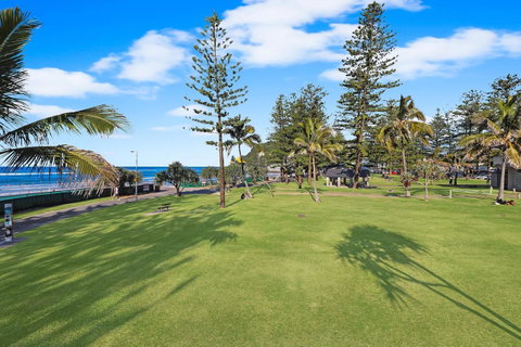 Pacific Regis Beachfront Holiday Apartments - Tourism Guide 15