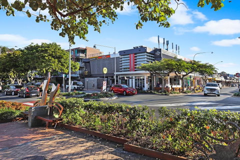 Pacific Regis Beachfront Holiday Apartments - Tourism Guide 16