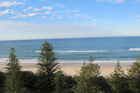 Pacific Regis Beachfront Holiday Apartments - Tourism Guide 11