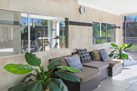 Pacific Regis Beachfront Holiday Apartments - Tourism Guide 7