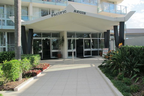 Pacific Regis Beachfront Holiday Apartments - Tourism Guide 10