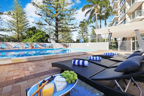 Pacific Regis Beachfront Holiday Apartments - Tourism Guide 1