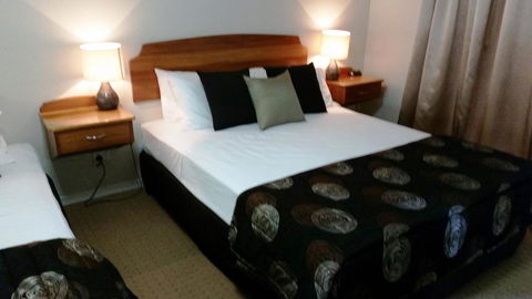 Shamrock Gardens Motel - Travel Agents 13