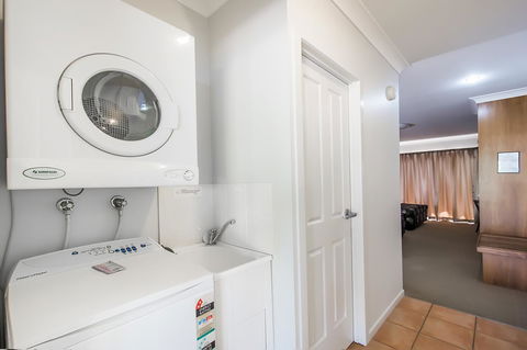 Shamrock Gardens Motel - Travel Agents 2