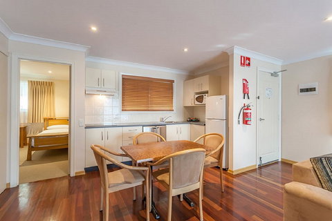 Eastgate On The Range Motel - Travel Agents 13