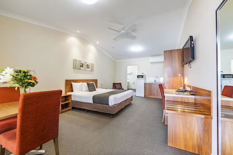 Roma Explorers Inn - Travel Search 1