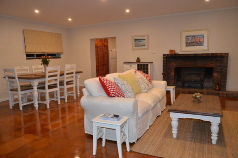 Ratcliff Cottage - Travel Search 10