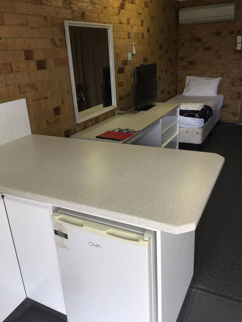 Bribie Waterways Motel - Cruises Travel 32