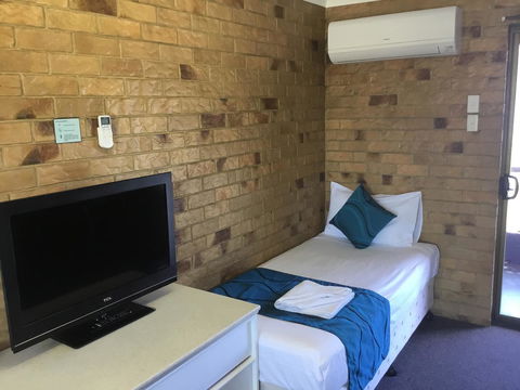 Bribie Waterways Motel - Cruises Travel 12