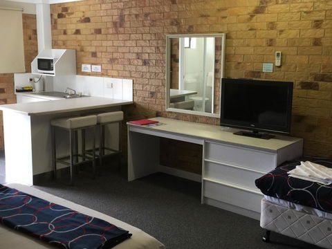 Bribie Waterways Motel - Cruises Travel 31