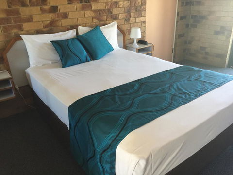 Bribie Waterways Motel - Cruises Travel 11