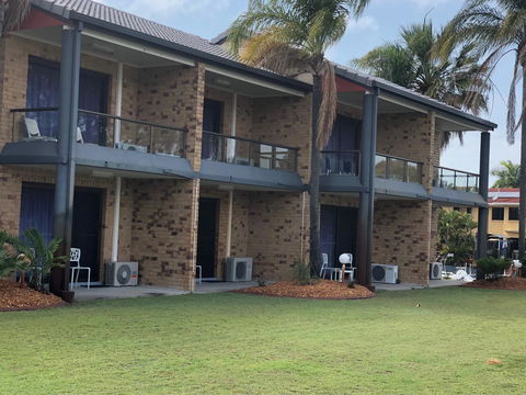 Bribie Waterways Motel - Cruises Travel 8