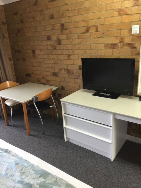 Bribie Waterways Motel - Cruises Travel 36