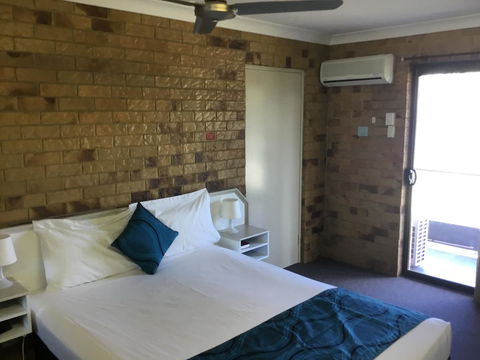 Bribie Waterways Motel - Cruises Travel 16