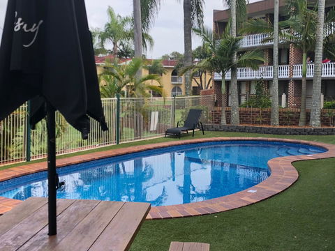Bribie Waterways Motel - Cruises Travel 7