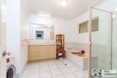 Immaculate Spacious Second Floor Unit Overlooking Pristine Parklands - Tourism Guide 1
