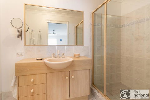 Immaculate Spacious Second Floor Unit Overlooking Pristine Parklands - Tourism Guide 13