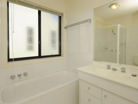 'Bagnall Views' 2/161 Government Rd - Stylish & Modern Duplex Across The Road To The Waters Edge - Cruises Travel 1