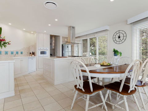 'Baylife Villa' 4a Warruga St - Large Home With WIFI, Netflix, Aircon, Linen & Spectacular Views - Cruises Travel 3