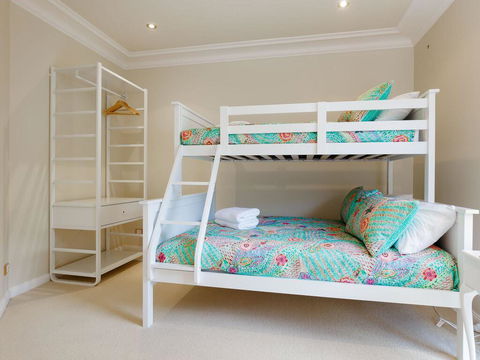 'Baylife Villa' 4a Warruga St - Large Home With WIFI, Netflix, Aircon, Linen & Spectacular Views - Cruises Travel 1
