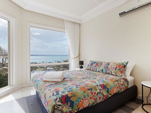 'Baylife Villa' 4a Warruga St - Large Home With WIFI, Netflix, Aircon, Linen & Spectacular Views - Cruises Travel 2