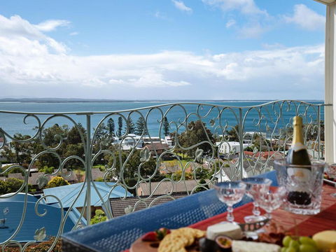 'Baylife Villa' 4a Warruga St - Large Home With WIFI, Netflix, Aircon, Linen & Spectacular Views - Cruises Travel 0