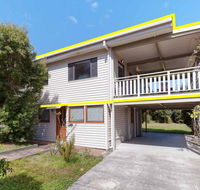 'Beach Break 1' 1/10 Lionel Street - upstairs unit with Aircon - Cruises Travel