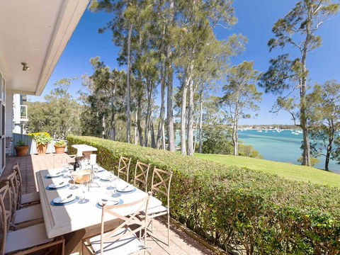 'Corlette Waterfront', 2/44 Danalene Parade - Waterfront Luxury, WIFI, Aircon, Boat Parking - Cruises Travel 1