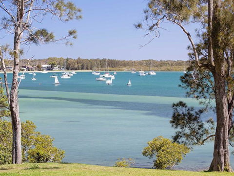 'Corlette Waterfront', 2/44 Danalene Parade - Waterfront Luxury, WIFI, Aircon, Boat Parking - Cruises Travel 0