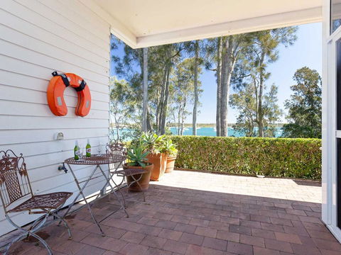'Corlette Waterfront', 2/44 Danalene Parade - Waterfront Luxury, WIFI, Aircon, Boat Parking - Cruises Travel 3