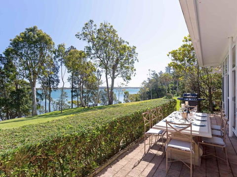 'Corlette Waterfront', 2/44 Danalene Parade - Waterfront Luxury, WIFI, Aircon, Boat Parking - Cruises Travel 2