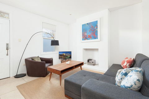 'Darling Lily' - Your Townhouse Hideaway - Tourism Guide 1